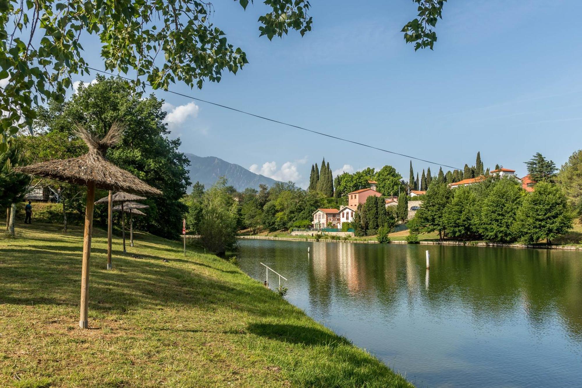 Camping Les Rives Du Lac De Vinca Ngoại thất bức ảnh